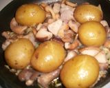 Foto del paso 3 de la receta: Patatitas con setas y jamón ibérico al tomillo
