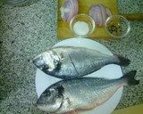 Foto del paso 1 de la receta: Doradas en papillote con cebolla