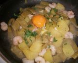 Foto del paso 2 de la receta: Rehogado de patatas, judías verdes y gambas con huevo