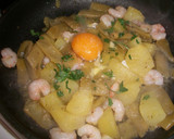 Foto del paso 2 de la receta: Rehogado de patatas, judías verdes y gambas con huevo