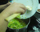 Foto del paso 1 de la receta: Entrante de crema de puerros con gambitas