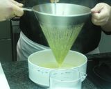 Foto del paso 5 de la receta: Entrante de crema de puerros con gambitas