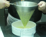 Foto del paso 5 de la receta: Entrante de crema de puerros con gambitas