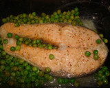 Foto del paso 5 de la receta: Salmon al horno con guisantes