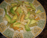 Foto del paso 3 de la receta: Ensalada de pasta y aguacate