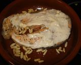Foto del paso 3 de la receta: Salmón al horno gratinado con piñones