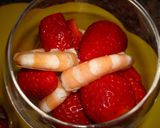 Foto del paso 2 de la receta: Cóctel de fresones y langostinos