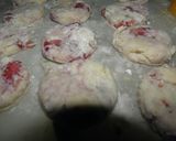 Foto del paso 2 de la receta: Galletitas de frutilla y chocolate