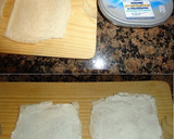 Foto del paso 2 de la receta: Rollitos de pan con jamón ibérico, queso y lechuga