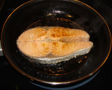 Foto del paso 2 de la receta: Salmón a la naranja con arroz y guisantes