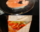 Foto del paso 2 de la receta: Ensalada de salmón fresco y nueces