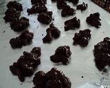 Foto del paso 3 de la receta: Pasas de uva bañadas con chocolate