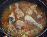 Foto del paso 2 de la receta: Muslitos de pollo guisados con guisantes y gajos de patatas