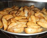 Foto del paso 6 de la receta: Muslitos de pollo guisados con guisantes y gajos de patatas