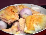 Pollo de corral del Montseny con ciruelas y piñones