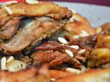 Pollo de corral del Montseny con ciruelas y piñones