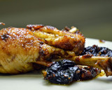 Foto del paso 4 de la receta: Pollo de corral del Montseny con ciruelas y piñones