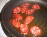 Foto del paso 2 de la receta: Huevo frito con chorizos picantes