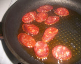 Foto del paso 2 de la receta: Huevo frito con chorizos picantes