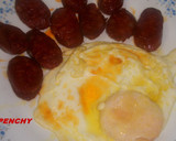Foto del paso 3 de la receta: Huevo frito con chorizos picantes