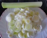 Foto del paso 3 de la receta: Tarta de puerros con adorno de langostinos