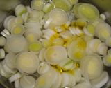 Foto del paso 7 de la receta: Tarta de puerros con adorno de langostinos