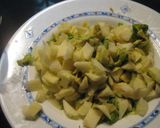 Foto del paso 2 de la receta: Ensalada de aguacates, gambas y manzanas
