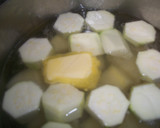 Foto del paso 1 de la receta: Chupitos de crema de calabacín al parmesano