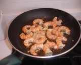 Foto del paso 4 de la receta: Pasta de lacitos con gambas y crema de azafrán