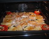 Foto del paso 3 de la receta: Merluza y verduras al horno
