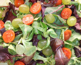 Foto del paso 2 de la receta: Ensalada de trucha ahumada con queso y uvas