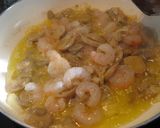Foto del paso 2 de la receta: Revuelto de gambas, champiñones y grelos