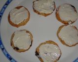 Foto del paso 2 de la receta: Minitostas de arándanos con camembert y anchoas de Santoña