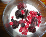 Foto del paso 2 de la receta: Smoothie de frutas del bosque y queso batido