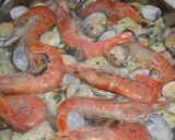 Foto del paso 6 de la receta: Merluza con almejas y langostinos