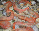 Foto del paso 6 de la receta: Merluza con almejas y langostinos