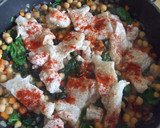 Foto del paso 3 de la receta: Potaje de bacalao con garbanzos y espinacas baby