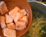Foto del paso 6 de la receta: Judías blancas con salmón y espinacas