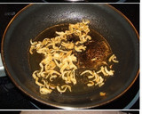 Foto del paso 2 de la receta: Ensalada con crujiente de nueces y patas de langostinos