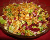 Foto del paso 5 de la receta: Ensalada con crujiente de nueces y patas de langostinos