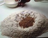 Foto del paso 1 de la receta: Pan integral con semillas de sésamo
