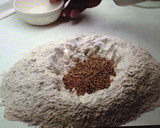 Foto del paso 1 de la receta: Pan integral con semillas de sésamo