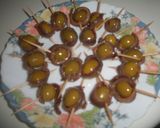 Foto del paso 2 de la receta: Aceitunas bombón liaditas con anchoas