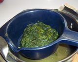 Foto del paso 2 de la receta: Timbal de fideuá con bacalao y espinacas