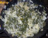 Foto del paso 3 de la receta: Tortilla de mini pajaritas de pasta y acelgas