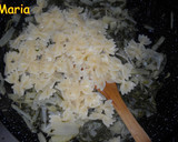 Foto del paso 5 de la receta: Tortilla de mini pajaritas de pasta y acelgas