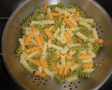 Foto del paso 1 de la receta: Ensalada de pasta con gambas al ajillo, atún y surimi