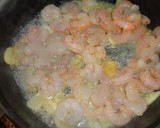 Foto del paso 2 de la receta: Ensalada de pasta con gambas al ajillo, atún y surimi