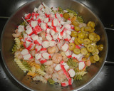 Foto del paso 3 de la receta: Ensalada de pasta con gambas al ajillo, atún y surimi