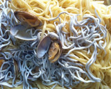 Foto del paso 4 de la receta: Pasta con almejas y gulas